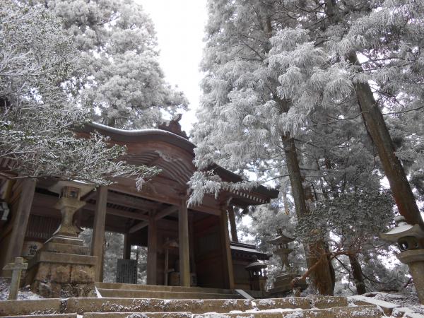 雪化粧した愛宕神社。